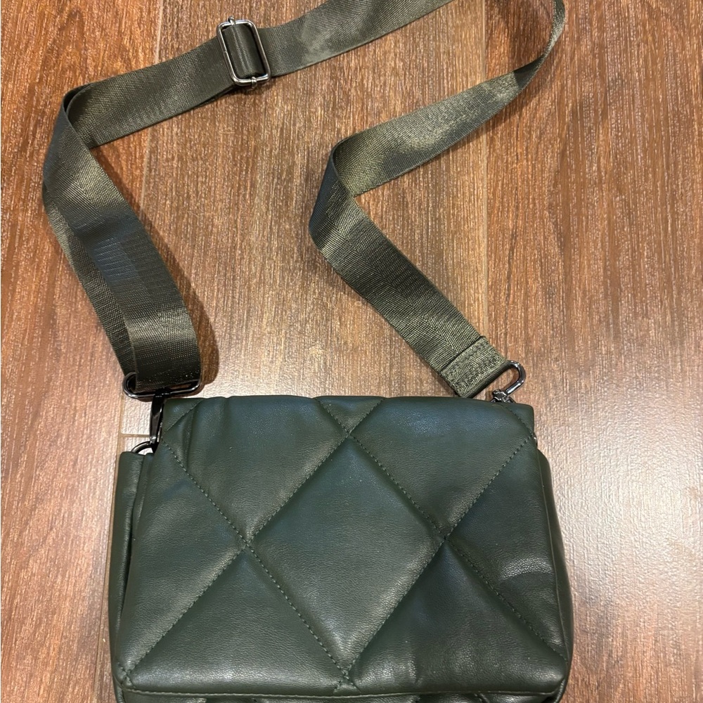 Chinese Laundry Quilted Handbag w/ removable & adjustable crossbody/hand strap - Picture 5 of 5